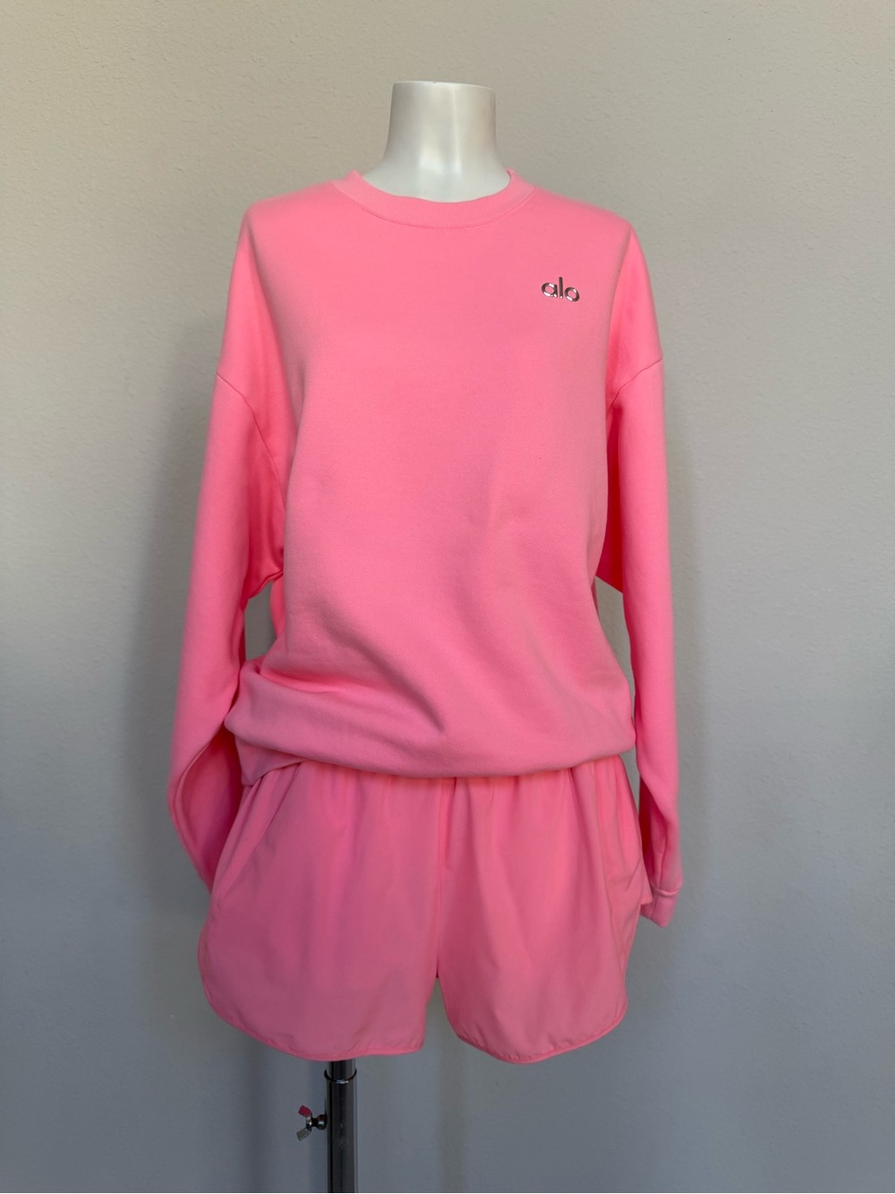 ALO Yoga SET Pink Neon Bubblegum Accolade Sweatshirt + Matchpoint Shorts M